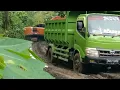 Download Lagu THE EXCAVATOR FILLS THE DUMP TRUCK WITH MATERIAL FROM THE RIVER