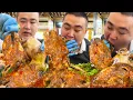 Download Lagu 山东帅哥挑战 2 分钟啃清真羊头！吃播现场超刺激，一口接一口停不下来