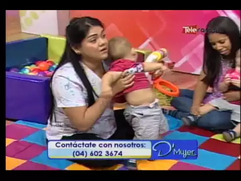 Los mellizos aprenden estimulación para dar sus primeros pasos