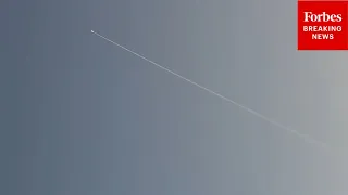 Mísseis interceptores israelenses são vistos sobrevoando Jerusalém enquanto o Irã dispara mísseis contra Israel.