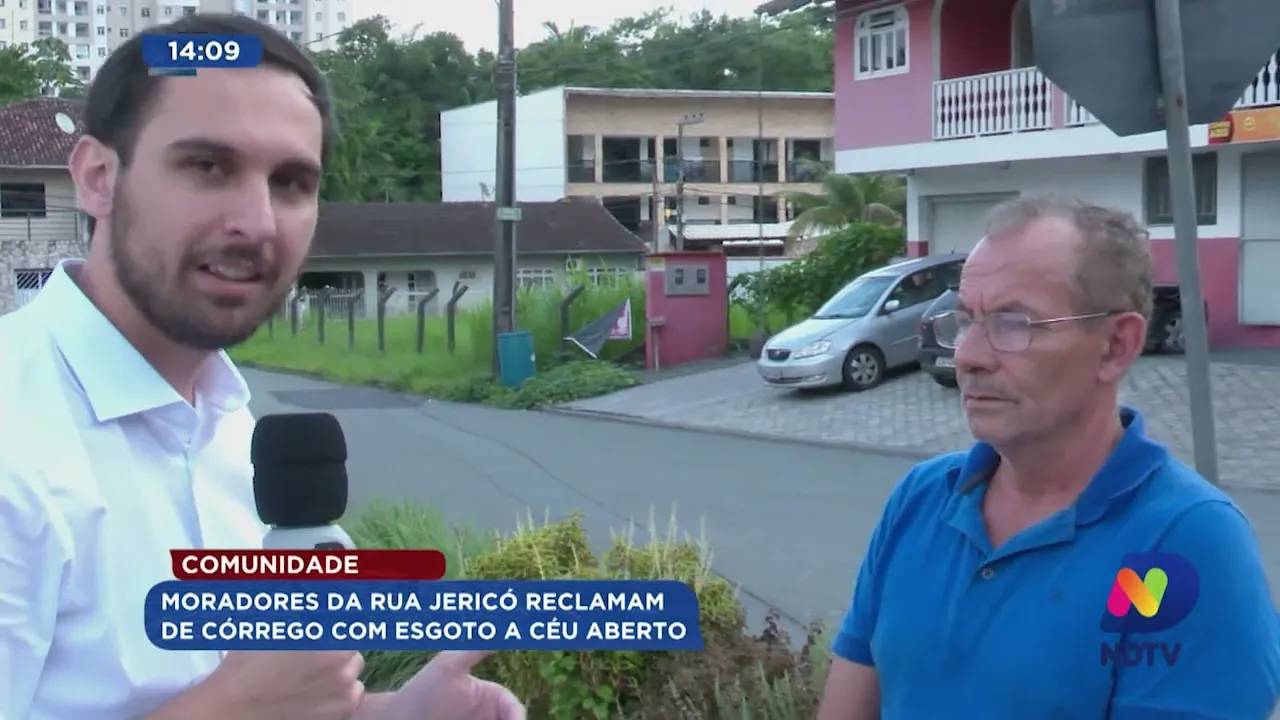 Moradores da rua Jericó reclamam de esgoto a céu aberto