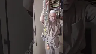 بعد    عام ا   مسن سوري يهدم جدار ا بناه لإخفاء مكتبة نجله عمرو بن مصطفى علوان دندنها