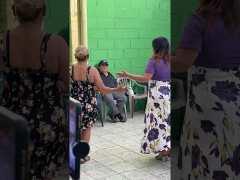 El observa cómodamente
