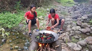 Life in jungle, Snails boiled with Chili sauce, Eating delicious in jungle