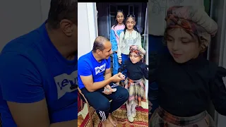 بابا اعطانا فلوس علشان الفرح 