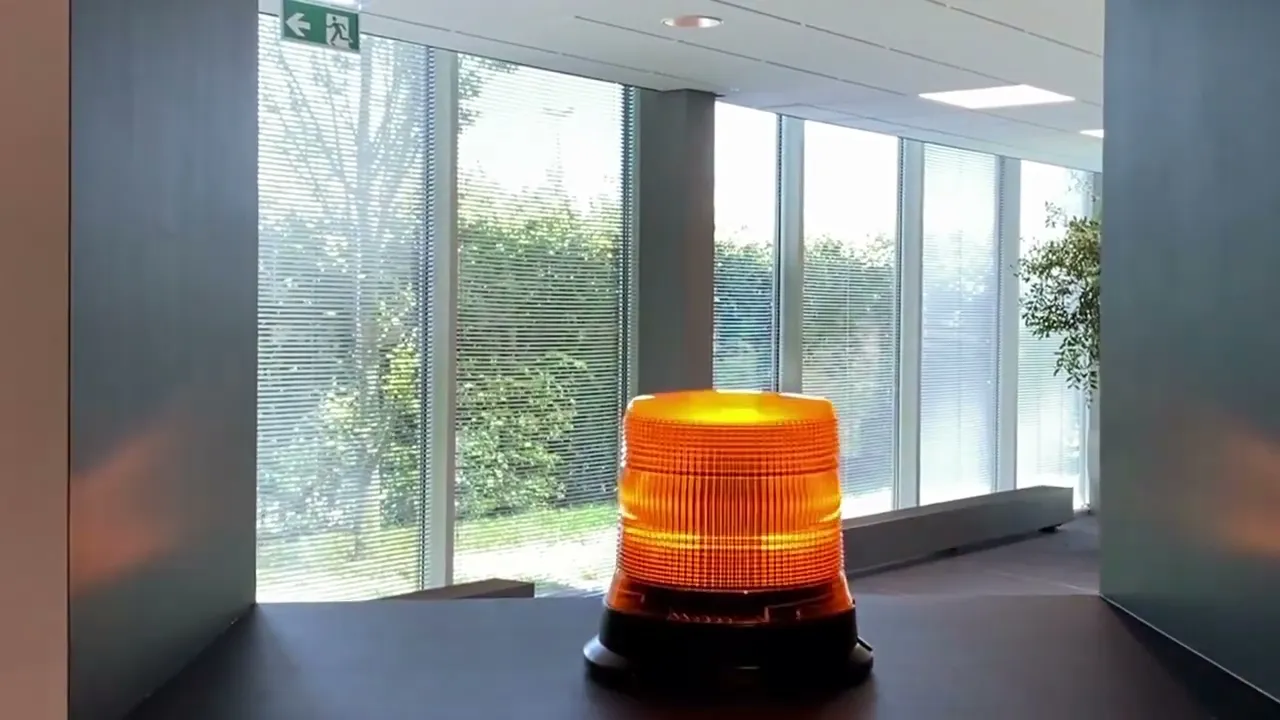 Video: R65 LED zwaailamp, amber-hoog 12-24v, 3-boutsmontage | S07ZL702A