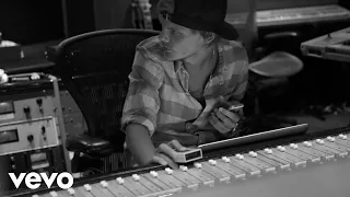 Download Avicii - The Story Behind \ MP3