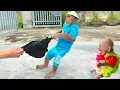 Download Lagu Mysterious object confuses baby monkey, CUTIS insists taking home😯