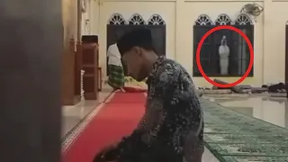 penampakan pocong di jendela masjid menjelang subuh 