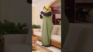 آشا محرابی در حال پانتومیم بازی کردن  آشا محرابی در حال پانتومیم بازی کردن