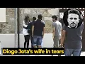Download Lagu De vrouw van Diogo Jota in tranen voor het mortuarium, getroost door familieleden | Liverpool New...