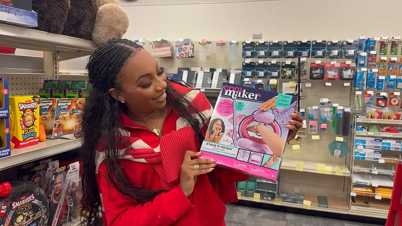 CVS Pharmacy — CVS Holiday Gift Ideas (YouTube video ad)