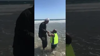 سعيد شغال منقذ علي الشط وعم شوقي عايز ينزل بالجلابيه البحر دندنها