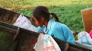 بعد ما كانت بتاكل صراصير من الزبالة بتتحول لدكتورة جامعية شهيرة بسبب اجتهادها واصرارها قصة حقيقية 