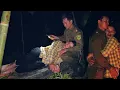 Download Lagu De politieagent en de alleenstaande moeder vonden elkaar — een nacht vol emoties in het bos.