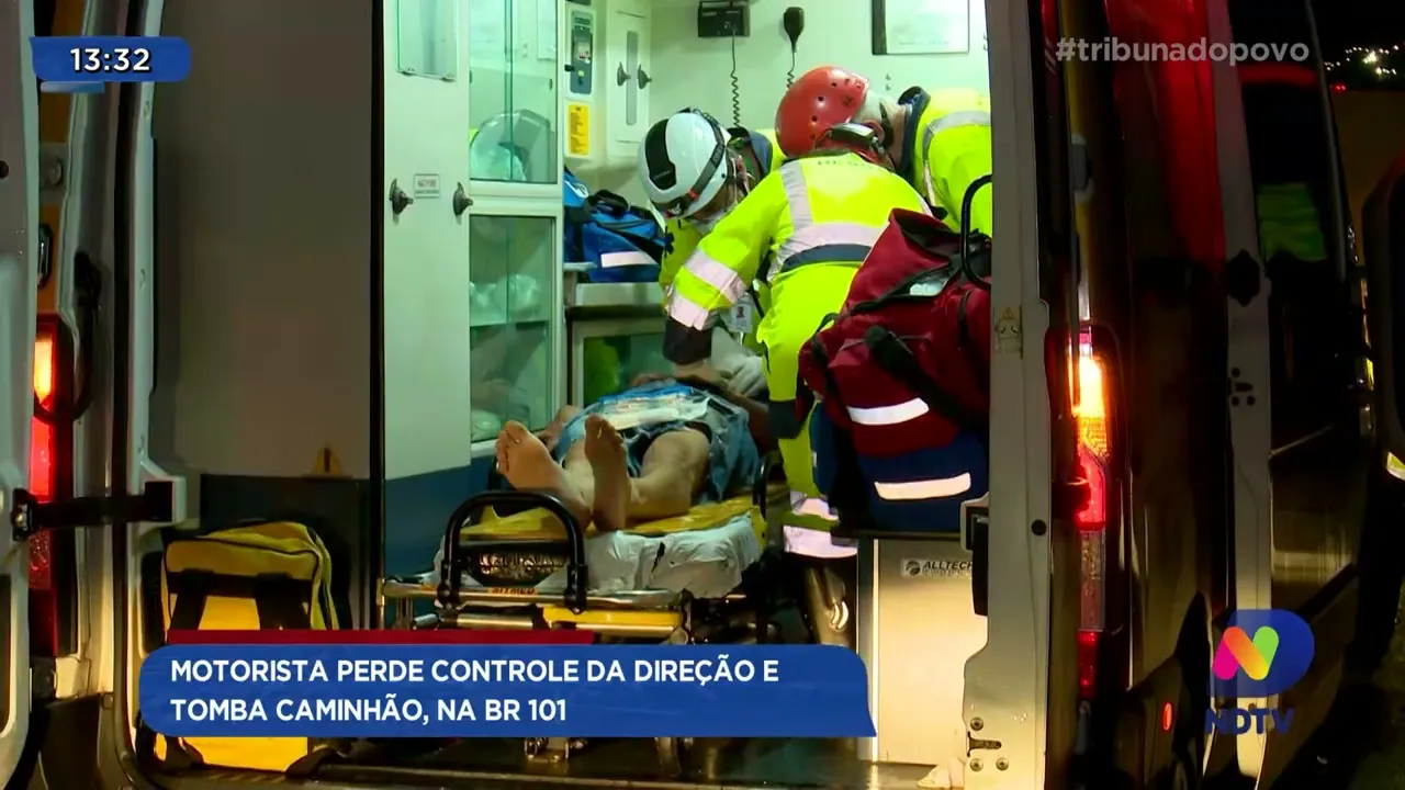 Motorista perde controle da direção e tomba caminhão, na BR-101