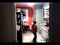 Video di Un padre filma il figlio che lava i piatti e scopre qualcosa di inaspettato