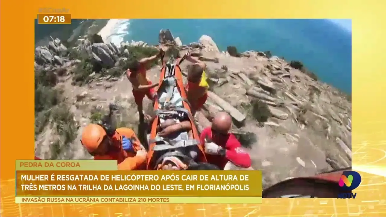 Mulher é resgatada de helicóptero após cair de altura de três metros em trilha