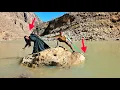 Lagu Alone in the Zagros, a nomadic couple traverses dangerous paths to catch giant fish 🐟🎣