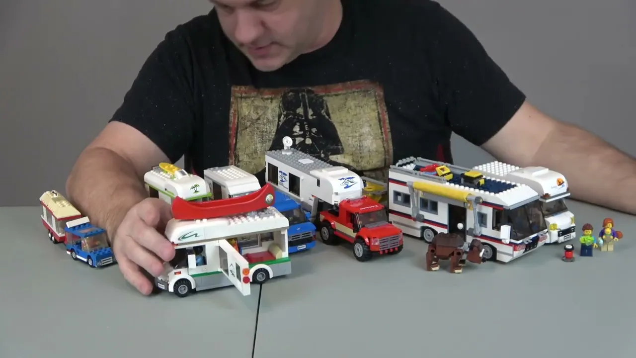 Lego City 60271 Main Square Speed Build Review