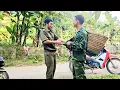 Huy was very surprised to unexpectedly run into his childhood friend on the street