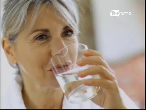 ¿Qué cantidad de agua deben tomar los adultos mayores?