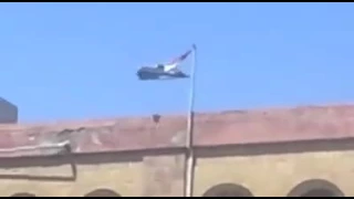 المقاومة الشعبية الاحوازية ترفع العلم الاحوازي بدل الايراني في احدى المدارس دندنها