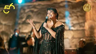 شيرين عبد الوهاب تغني بتأثر كبير تاج راسك على مسرح قرطاج 2022 