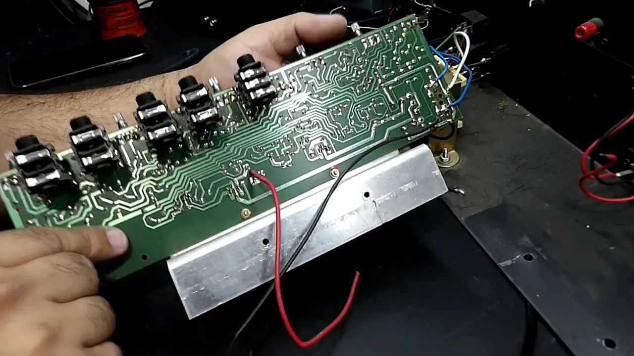 Refoçando a saída de som de uma Caixa Amplificada.