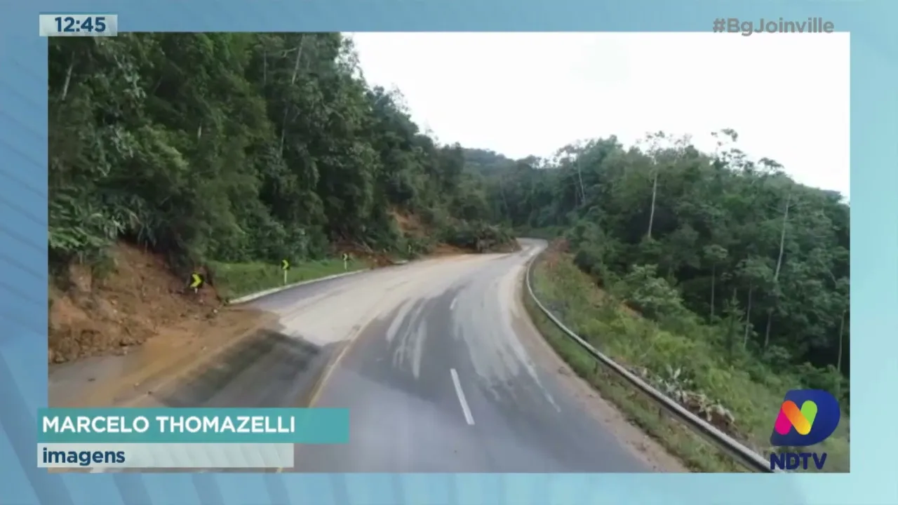 Serra de Corupá: máquinas trabalham para liberação da rodovia