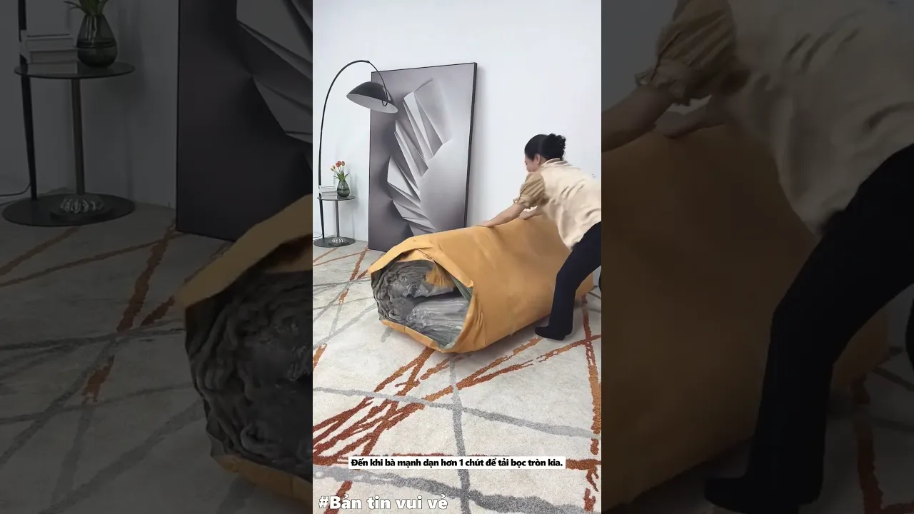 Bà mở món hàng kì lạ