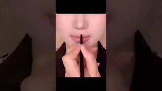 طريقه تحديد الشفاه وضافه الروج 