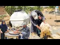 Download Lagu Washing and grooming sheep with grandma - shearing wool using traditional methods