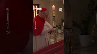 شاهد أول ظهور لجثمان البابا فرنسيس في نعشه خلال مراسم رسمية في كنيسة سانتا مارتا بالفاتيكان 