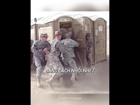 Những người lính này đã chơi khâm chỉ huy của mình trong nhà vệ sinh di động 💩😂