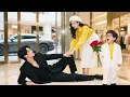 Download Lagu Seorang wanita penjual kaki lima menabrak CEO, anak CEO berteriak, “Ibu!” -- Menikahinya seba istri.