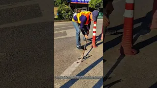 كيف يزيل عامل الطريق قطعة معدنية عالقة بهذه الأداة الطويلة     دندنها