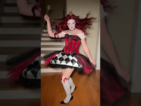 Halloween costume loading… 💋🌹♥️🍎 #halloween #cosplay #redqueen