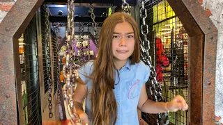 Nastya và bạn bè bắt quái vật vào đêm Halloween