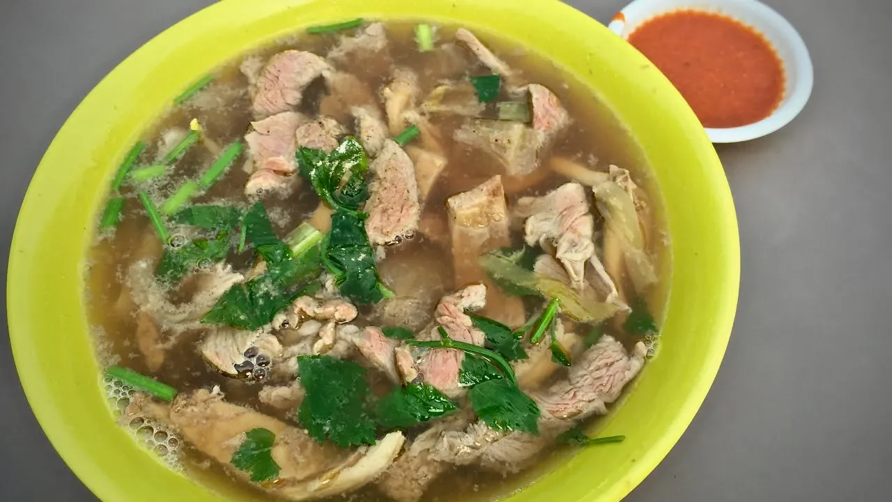 This stall sells only TEOCHEW BEEF NOODLES! ONE OF THE BEST! (Singapore street food)