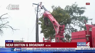 Hundreds of thousands of Oklahomans without power as OG E linemen work to restore electricity
