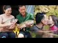 Download Lagu The giant mussels in the pond and the snails and shrimps: both happily caught them to sell.