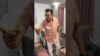 قاعده قدام حماها بشورت وشفاف 