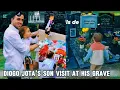 Download Lagu De zoon van Diogo Jota huilt bij het graf van zijn vader terwijl hij een kaars aansteekt en zijn ...