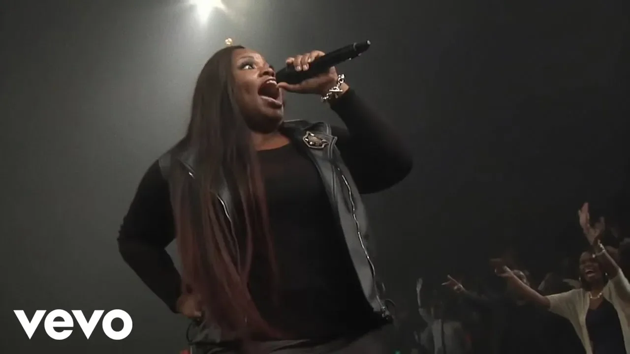 Tasha Cobbs Leonard - Put A Praise On It (feat. Kierra Sheard) (Live)