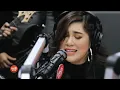 December Avenue, Moira Dela Torre perform “Kung 'Di Rin Lang Ikaw" LIVE on Wish 107.5 Bus