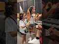 As filhas de Kevin Jonas Alena e Valentina dao otimas gerentes de palco nao acham