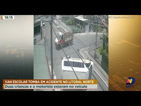 Van escolar tomba em acidente no Litoral Norte, duas crianças e o motorista estavam no veículo