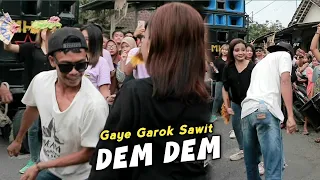 pemuda ini lucu sekali jogetnya gaya loading sawit bikin warga yang nonton auto ngakak kecimol mhs