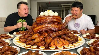 My stingy brother wanted to eat all the braised pork himself, but I ate it all.